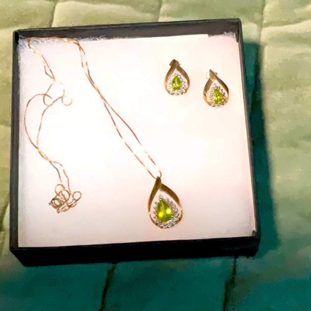 10k peridot set chain & earrings